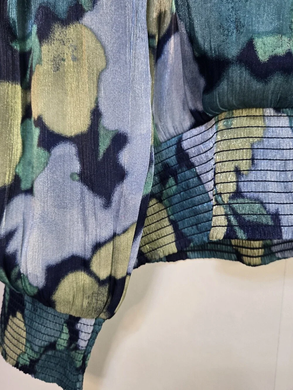 TWRHLL Size M Water Color Print L/Sl Blouse With Elastic Wide Hem & Sleeves NWOT - Picture 5 of 9